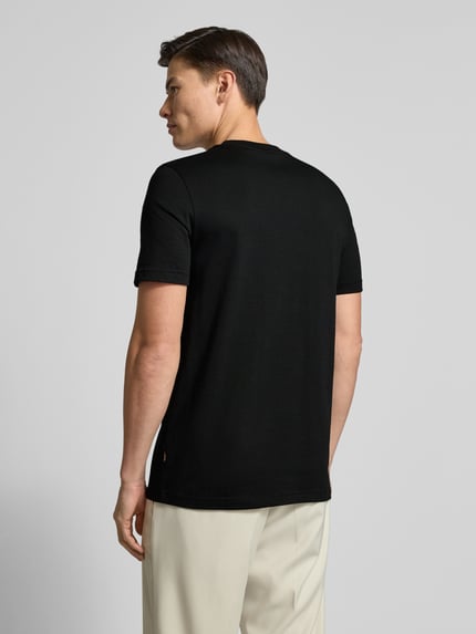 Männermodel trägt Slim Fit T-Shirt aus reiner Baumwolle Modell 'TE_DOBERMANN' von BOSS Orange, Optik: Unifarben, Ganzkörperansicht Rückansicht