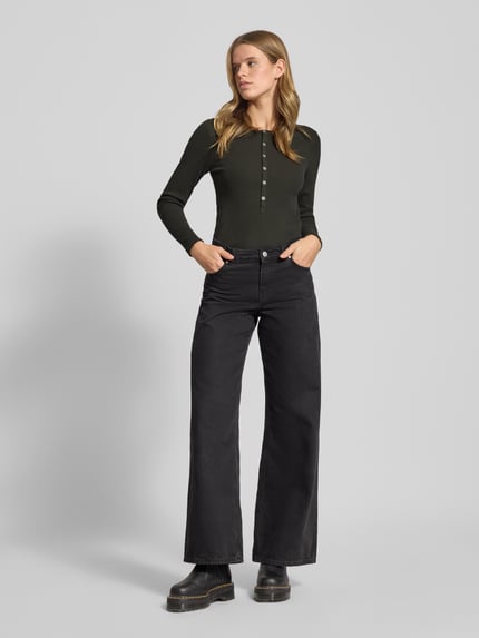 Frauenmodel trägt Slim Fit Longsleeve mit Rundhalsausschnitt und Knopfleiste von G-Star Raw, Baumwoll-Elasthan-Mix, Ganzkörperansicht von vorne.