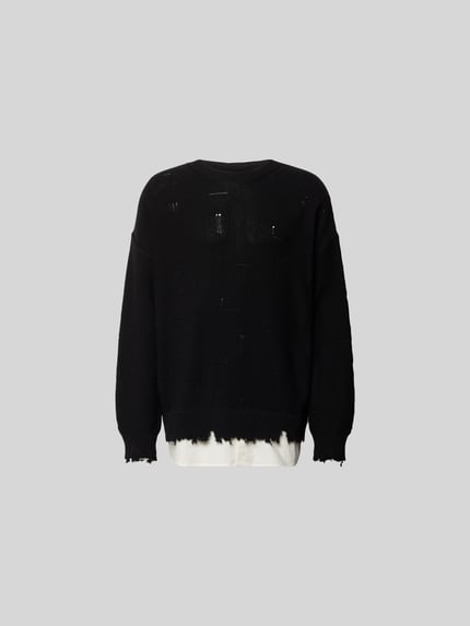 Männermodel trägt Relaxed Fit Pullover im Used-Look von MM6 Maison Margiela aus bawełna, imitacja dzianiny, efekt znoszenia, okrągły dekolt, długość tyłu w rozmiarze M: 83 cm, czarny z jasnym dołem, Ganzkörperansicht Rückansicht.
