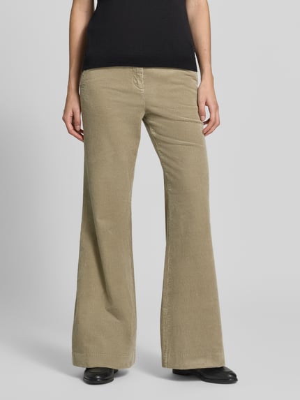 Kobiece model prezentuje spodnie sztruksowe 'Flared Fit Cordhose aus Baumwoll-Mix' od Marc O'Polo, jasnobeżowe, faktura prążkowana, mieszanka bawełny, widok z przodu, moda damska