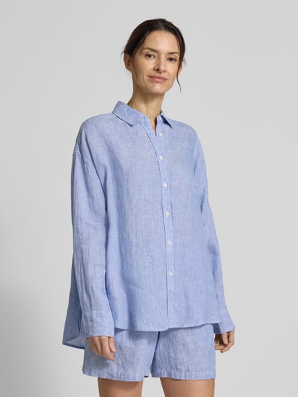 Kobiece modelka nosi bluzka lniana Relaxed Fit Leinenbluse mit Streifenmuster Modell 'DARIA' od ECOALF, len, wzór w paski, kołnierzyk koszulowy, listwa guzikowa, długość tyłu 73 cm, długość rękawów 53 cm, niebieska, fakturowana, widok całej sylwetki z przodu.