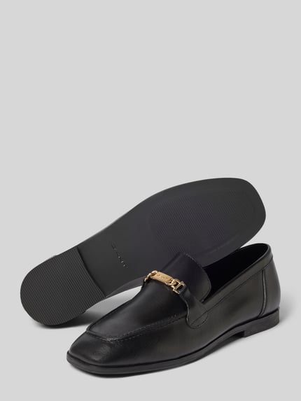 Produktfoto, Loafers aus Leder Modell 'Gimble' von Gimble in Schwarz mit abgerundeter Spitze, Schlupfform, Label-Applikation, Absatzhöhe 2 cm, Schafthöhe 6 cm, Schaftweite 9 cm.