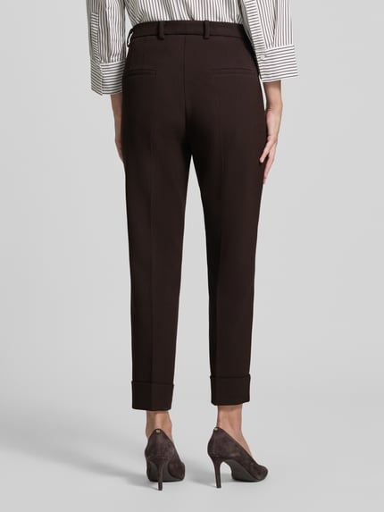 Frauenmodel trägt Regular Fit Schmale Hose mit Viskose-Baumwoll-Anteil Modell 'KRYSTAL' von CAMBIO in dunklem Braun, Ganzkörperansicht Rückansicht, Damen Schmale Hose von CAMBIO.