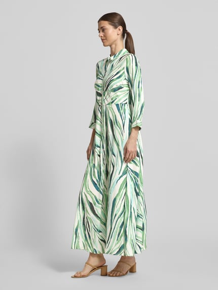 Frauenmodel trägt Hemdblusenkleid aus Viskose Modell 'SAVANNA' von YAS mit Kentkragen, Knopfleiste, 3/4-Arm, Midikleid, Ganzkörperansicht von vorne.
