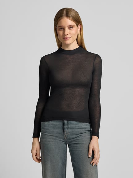 Frauenmodel trägt Langarmshirt aus Viskose-Wolle-Mix von OPUS, unifarben schwarz, Feinstrick, hochgeschlossen, langarm, Ganzkörperansicht von vorne.