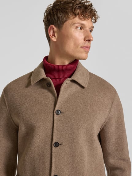 Männermodel trägt Hemdjacke mit aufgesetzten Taschen von PROFUOMO, unifarben, Struktur, Umlegekragen, durchgehende Knopfleiste, Nahaufnahme Oberkörper.