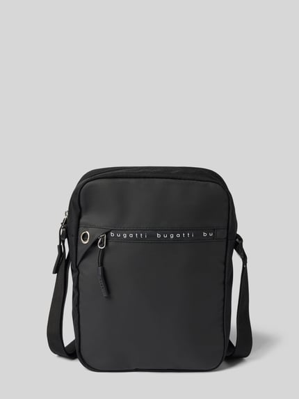 Produktfoto, czarna Umhängetasche mit Label-Details Modell 'Blanc Delight' von bugatti, prostokątny kształt, teksturowany materiał, główna komora na zamek, regulowany pasek na ramię, Szerokość w rozmiarze 1: 21 cm, długość: 26 cm, głębokość: 5 cm, długość paska: 118 cm