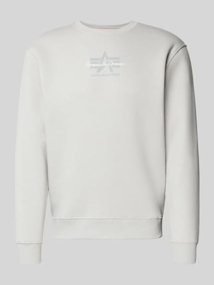 Produktfoto, Regular Fit Sweatshirt aus Baumwoll-Mix mit Label-Detail von Alpha Industries, helle Farbe, glatte Textur, elastische Abschlüsse, Rückenlänge 66 cm bei Größe M