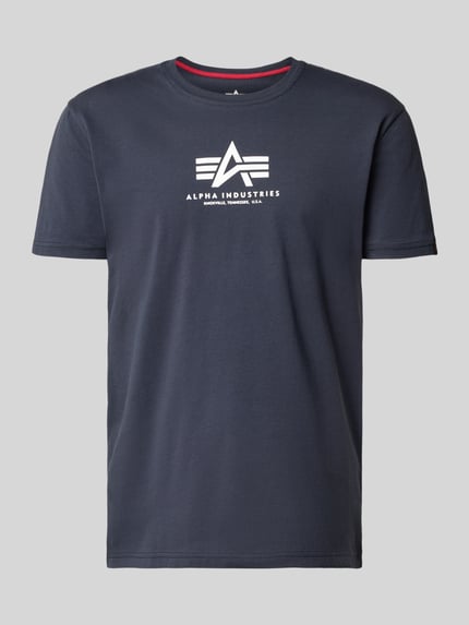Produktfoto, dunkelblaues T-Shirt mit Logo und Rundhalsausschnitt von Alpha Industries aus Reine Baumwolle, Regular-Fit, Rückenlänge 67 cm bei Größe M.