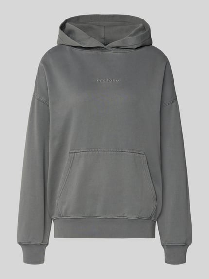 Produktfoto, Oversized Hoodie mit Logo und Känguru-Tasche Modell 'CLARITA' von Pegador, bawełna-mix, szary, proste linie, gładka tekstura.