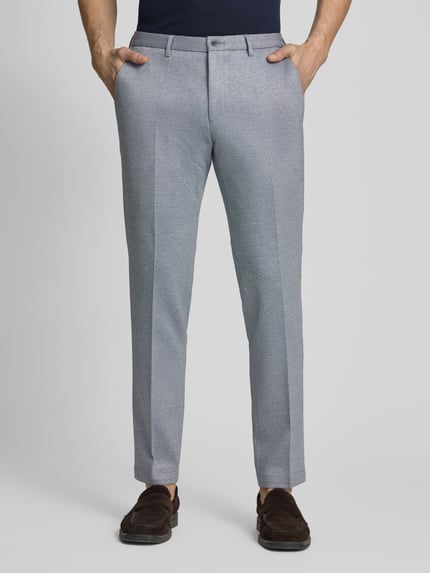 Männermodel trägt Extra Slim Fit Anzug in Unifarbenes-Design von Roy Robson, grauer Viskose-Mix mit Stretch-Anteil, Nahaufnahme Unterkörper.