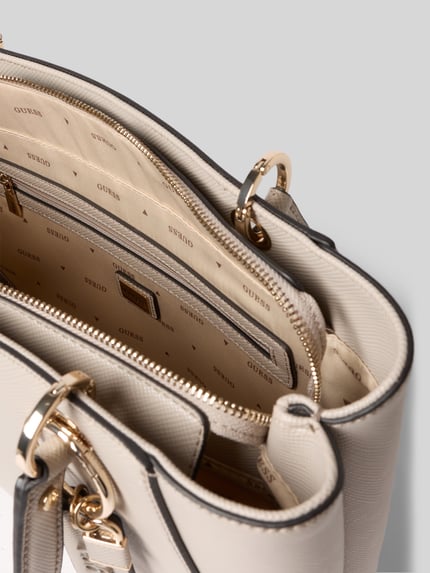 Produktfoto, Handtasche mit Logo-Detail Modell 'NOELLE' von GUESS in Beige mit goldfarbenen Details und Reißverschluss, strukturierte Oberfläche, Hauptfach mit GUESS-Innenfutter, schmale Schulterriemen, Breite 40 cm, Länge 27 cm, Tiefe 10 cm, Schulterriemen 62 cm