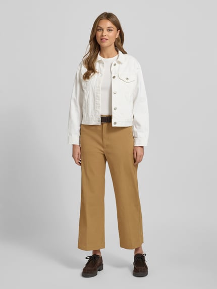 Frauenmodel trägt Cropped Hose mit Paspeltaschen am Gesäß von Polo Ralph Lauren, Baumwoll-Mix mit Stretch-Anteil, Wide Leg, sandfarben, Ganzkörperansicht von vorne.