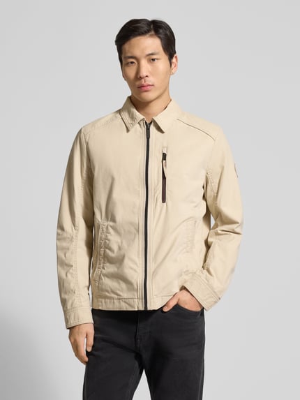 Mannelijk model draagt Regular Fit Hemdjacke aus reiner Baumwolle van Tom Tailor, look: effen, ritssluiting, twill, Ganzkörperansicht van voren.