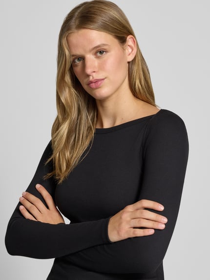 Frauenmodel trägt Slim Fit Shirt aus Baumwoll-Mix Modell 'MAYA' von NOISY MAY®, schwarze Ripp-Optik, U-Boot-Ausschnitt, Nahaufnahme Oberkörper.