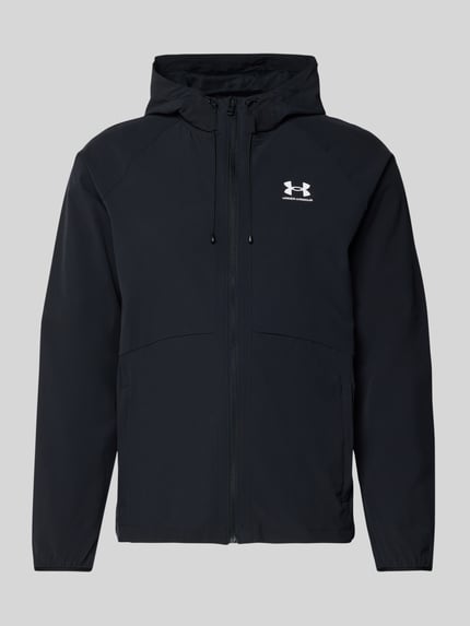 Produktfoto, schwarze Jacke mit Kapuze von Under Armour aus Material-Mix mit Stretch-Anteil, Reißverschluss, Label-Print, Eingrifftaschen