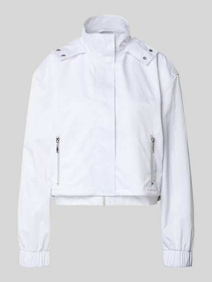 Produktfoto, Jacke mit Stehkragen und verdecktem Reißverschluss von monari in Weiß mit Reißverschlusstaschen, Regular-Fit, glatte Textur, Rückenlänge bei Größe 36: 49 cm, Schulterbreite: 55 cm, Brustweite: 57 cm, Ärmellänge: 58 cm
