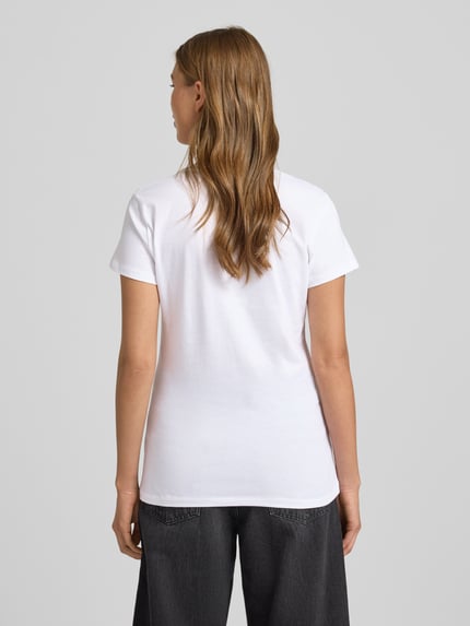 Frauenmodel trägt T-shirt mit Label-Print und Ziersteinbesatz od Liu Jo White, bawełna, krój regular fit, okrągły dekolt, długość tyłu 62 cm, Ganzkörperansicht Rückansicht.