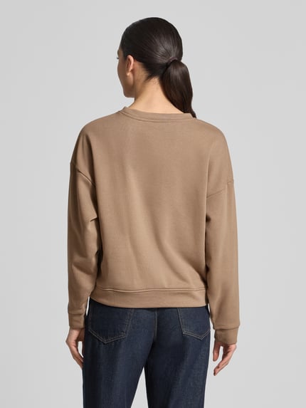 Vrouwenmodel draagt Sweatshirt met oversneden schouders van MSCH Copenhagen, katoenmix, rechte fit, model 'Mela Briena', ronde hals, rugaanzicht.