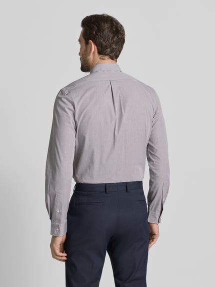 Männermodel trägt Freizeithemd mit Knopfleiste von Polo Ralph Lauren in Grau, Regular Fit, Baumwoll-Elasthan-Mix, feine Streifen, Ganzkörperansicht Rückansicht.