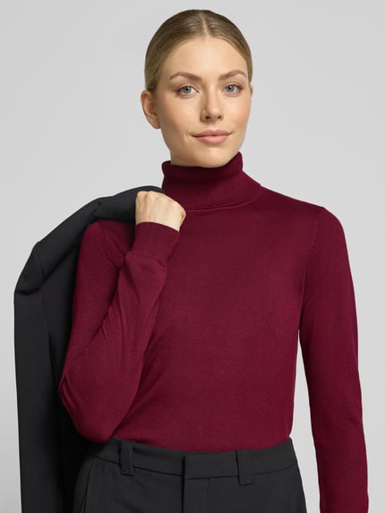 Vrouwenmodel draagt Slim Fit gebreide pullover van viscosemix Model 'IHLULS' van ICHI in bordeaux met col, elastische afwerkingen, ruglengte maat S 61 cm, mouwlengte maat S 66 cm, Nahaufnahme Oberkörper.