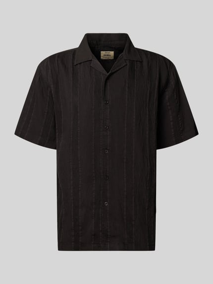Produktfoto, Modern Fit Freizeithemd mit Strukturmuster Modell 'Henrik' von Redefined Rebel im schwarzen Rayon-Mix mit Reverskragen und Knopfleiste, sichtbares Strukturmuster vor grauem Hintergrund, Rückenlänge 72 cm, Schulterbreite 51 cm, Ärmellänge 27 cm, Herren Hemden Kontext