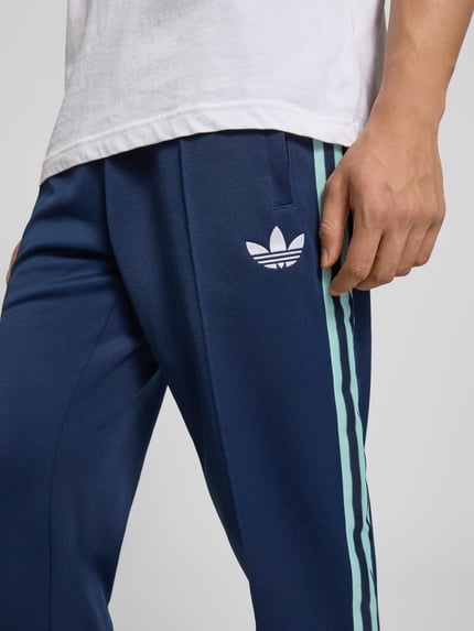 adidas Originals Spodnie dresowe o kroju regular fit z klubową aplikacją z logo model 'BLNACO' Granatowy 3