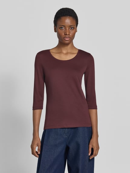 Frauenmodel trägt Shirt aus reiner Baumwolle von Christian Berg Woman in Dunkelrot, gerader Schnitt, Halbarm, Rundhals, Ganzkörperansicht von vorne. Rückenlänge bei Größe 36: 59 cm.