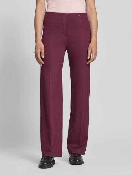 Kobiece modelka nosi Hose aus Viskose-Mix mit Reißverschlusstaschen von Marc Cain w kolorze bordowym, krój regular fit, zaprasowane kanty, kieszenie na zamek, szerokość w rozmiarze 36: 39 cm, długość wewnętrzna nogawki w rozmiarze 36: 84 cm, widok całej sylwetki z przodu