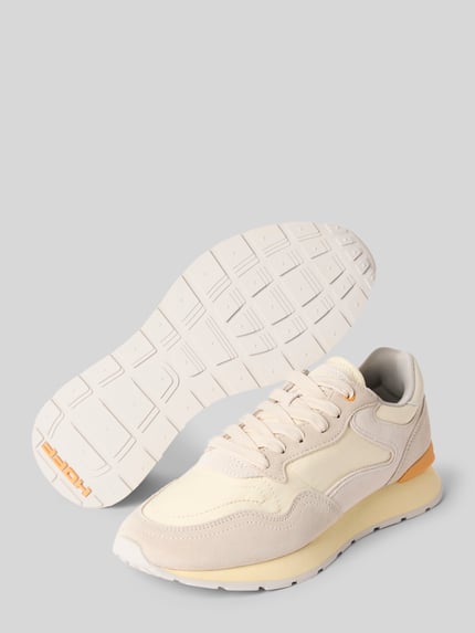 Produktfoto, Sneaker mit Logo-Prägung Modell 'City' von HOFF, beige Farbtöne, abgerundete und profilierte Passform, Schnürverschluss, Absatzhöhe 3 cm, Schafthöhe 9 cm, Schaftweite 8 cm, weiche Texturen, Logo an Sohle sichtbar