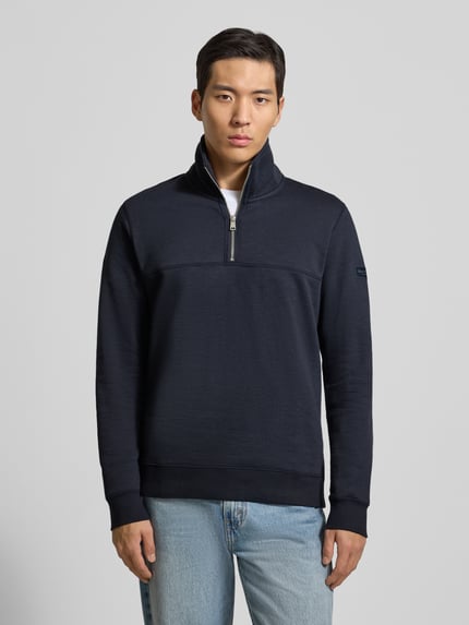 Männermodel draagt Regular Fit Sweatshirt aus reiner Baumwolle van Marc O'Polo, unifarben, staande kraag, lange mouwen, elastische boorden, katoen, Ganzkörperansicht van voren.