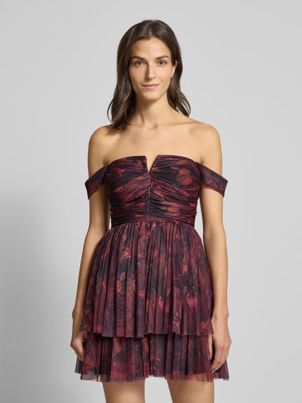Kobiece modelka nosi Cocktailkleid aus Mesh im Off-Shoulder-Look von Jake*s Cocktail, ciemnoczerwony wzór, fason rozkloszowany, siateczka, stufenowy dół, widok na całą sylwetkę z przodu.