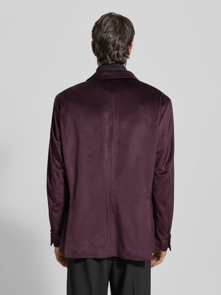 Männermodel draagt 2-knoops colbert uit fluweel van Christian Berg Men, regular fit, reverskraag, steekzakken, fluweel, Ganzkörperansicht Rückansicht.