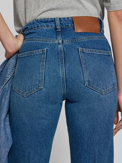 Vrouwenmodel draagt Bootcut Fit Jeans uit katoenmix van Victoria Beckham met contrastnaden, 5-pocket-design, detailopname rugzijde.