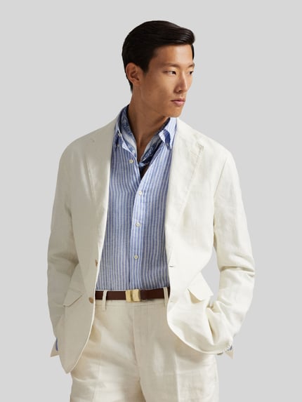 Männermodel trägt Regular Fit Anzugsakko aus reinem Leinen von Polo Ralph Lauren, Optik: Unifarben, Materialverarbeitung: Flammgarn, Ganzkörperansicht von vorne.