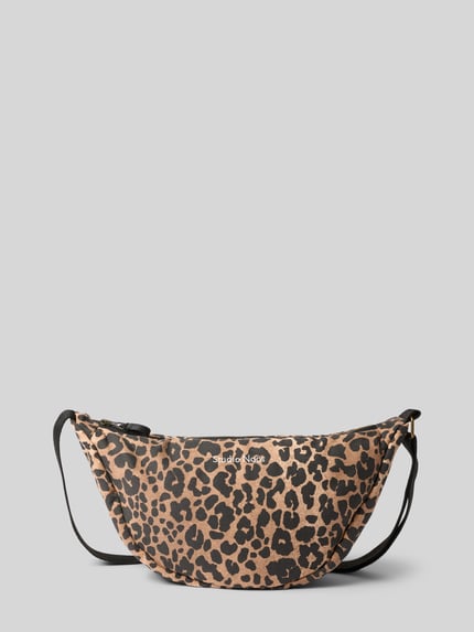 Produktfoto, Fanny Pack mit Allover-Animal-Print von Studio Noos z wyhaftowanym logo, Główna przegroda z zamkiem błyskawicznym, regulowany pasek na ramię, Szerokość w rozmiarze 1: 39 cm, Długość w rozmiarze 1: 40 cm, Głębokość w rozmiarze 1: 10 cm, Długość paska na ramię w rozmiarze 1: 66 cm, brązowo-czarne cętki, lekko zaokrąglona forma, gładka faktura