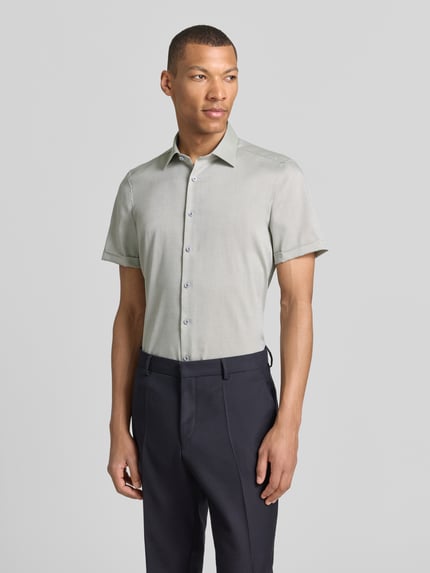 Männermodel trägt Slim Fit Business-Hemd mit Kentkragen von OLYMP Level Five aus puur katoen, knoopsluiting, mouwen met omslag, ruglengte 70 cm, schouderbreedte 40 cm, mouwlengte 24 cm, geheel lichtgrijs, gladde textuur, Ganzkörperansicht von vorne