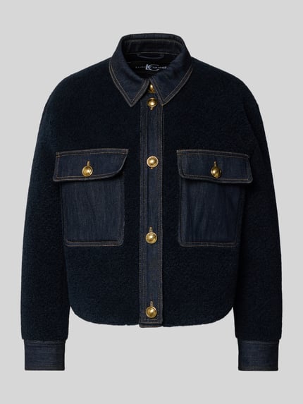 Produktfoto, Bouclè-Jacke mit Kentkragen und Brusttaschen von LUISA CERANO, prosty krój, kołnierzyk typu kent, zapięcie na guzik, nakładane kieszenie na piersi z zapięciem na guzik, długość tyłu w rozmiarze 36: 58 cm, szerokość ramion w rozmiarze 36: 42 cm, szerokość klatki piersiowej w rozmiarze 36: 52 cm, długość rękawów w rozmiarze 36: 57 cm
