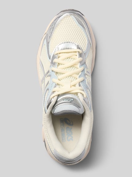 Produktfoto, Sneaker mit Label-Detail von ASICS TIGER, Material-Mix in Creme und Silber, abgerundete Passform, strukturierte Sohle, Schnürverschluss, Damenschuh
