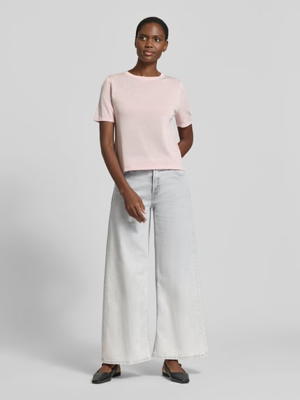 Vrouwenmodel draagt Wide Leg Jeans aus Baumwoll-Mix Modell 'PALAZZO' van Cambio in lichte denimlook, wide leg pasvorm, kort, high waist, 5-pocketmodel, labelpatch, knoop- en ritssluiting, katoenmix, geheel van voren gezien