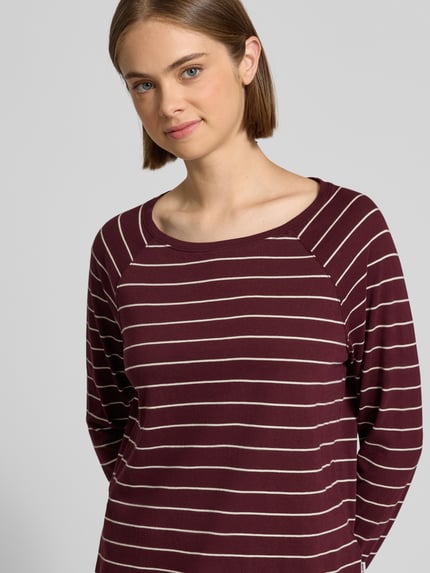 Frauenmodel trägt Regular Fit Langarmshirt aus reiner Baumwolle von Marc O'Polo DENIM in Bordeaux mit weißen Streifen, Nahaufnahme Oberkörper.