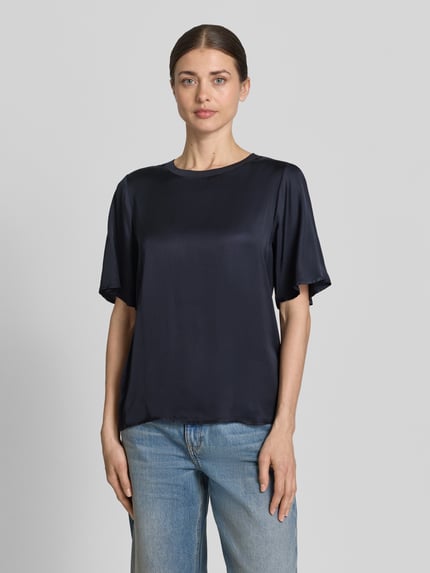 Frauenmodel trägt T-Shirt aus Viskose-Mix mit Rundhalsausschnitt von Comma, dunkelblau, gerader Schnitt, 1/2-Arm, glatte Textur, Ganzkörperansicht von vorne.