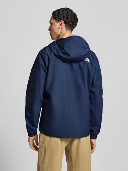 Männermodel trägt Jacke mit Kapuze von The North Face in Dunkelblau mit Label-Print, Regular Fit, Rückansicht, Ganzkörperansicht Rückansicht.