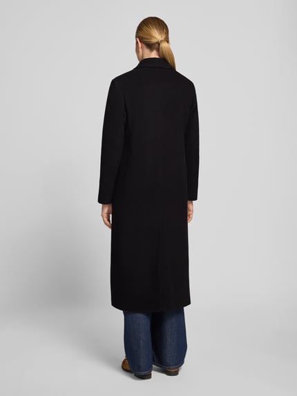 Frauenmodel trägt Regular Fit Mantel aus Woll-Mix mit Kaschmir-Anteil von FUCHS SCHMITT in Schwarz, glatte Oberfläche, Ganzkörperansicht Rückansicht. Rückenlänge 123 cm, Schulterbreite 44 cm, Brustweite 54 cm, Ärmellänge 61 cm.