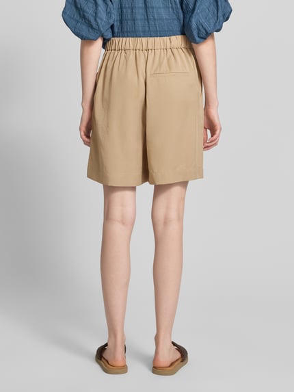 Frauenmodel trägt Straight Fit Shorts und Leinen-Anteil von Marc O'Polo, Optik: Unifarben, Bundabschluss: Elastisch, Ganzkörperansicht Rückansicht.