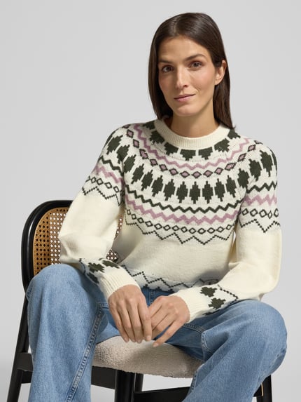 Vrouwenmodel draagt gebreide pullover met ronde hals en Noorse look, materiaalmix met stretch, regular fit, Model 'PEYSA' van Vila, Nahaufnahme Oberkörper.