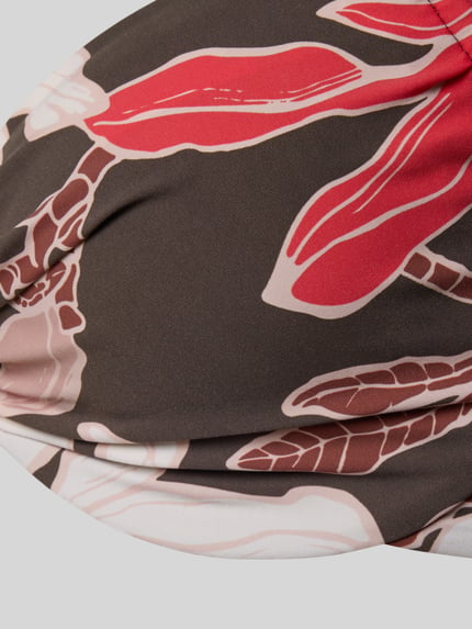 Frauenmodel trägt Bikini-Oberteil mit Knotendetail Modell 'Camolo Underwire' von Barts, Material-Mix mit Stretch-Anteil, Allover-Look, Nahaufnahme Oberkörper.