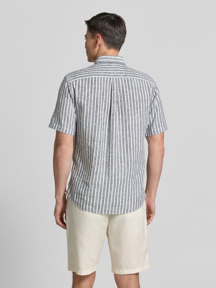 Männermodel trägt Regular Fit Freizeithemd mit Button-Down-Kragen von Fynch-Hatton im Leinen-Baumwoll-Mix, gestreift, Ganzkörperansicht Rückansicht.