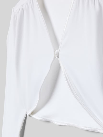 Mädchen trägt Regular Fit Bolero aus Baumwoll-Mix von s.Oliver RED LABEL, unifarben weiß, 1-Knopf-Verschluss, Nahaufnahme Oberkörper.