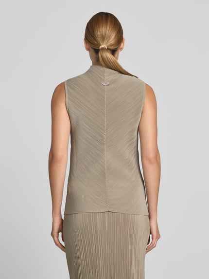 Frauenmodel trägt Slim Fit Top mit Label-Detail von Calvin Klein Womenswear in Beige mit feiner Struktur, Ganzkörperansicht Rückansicht.